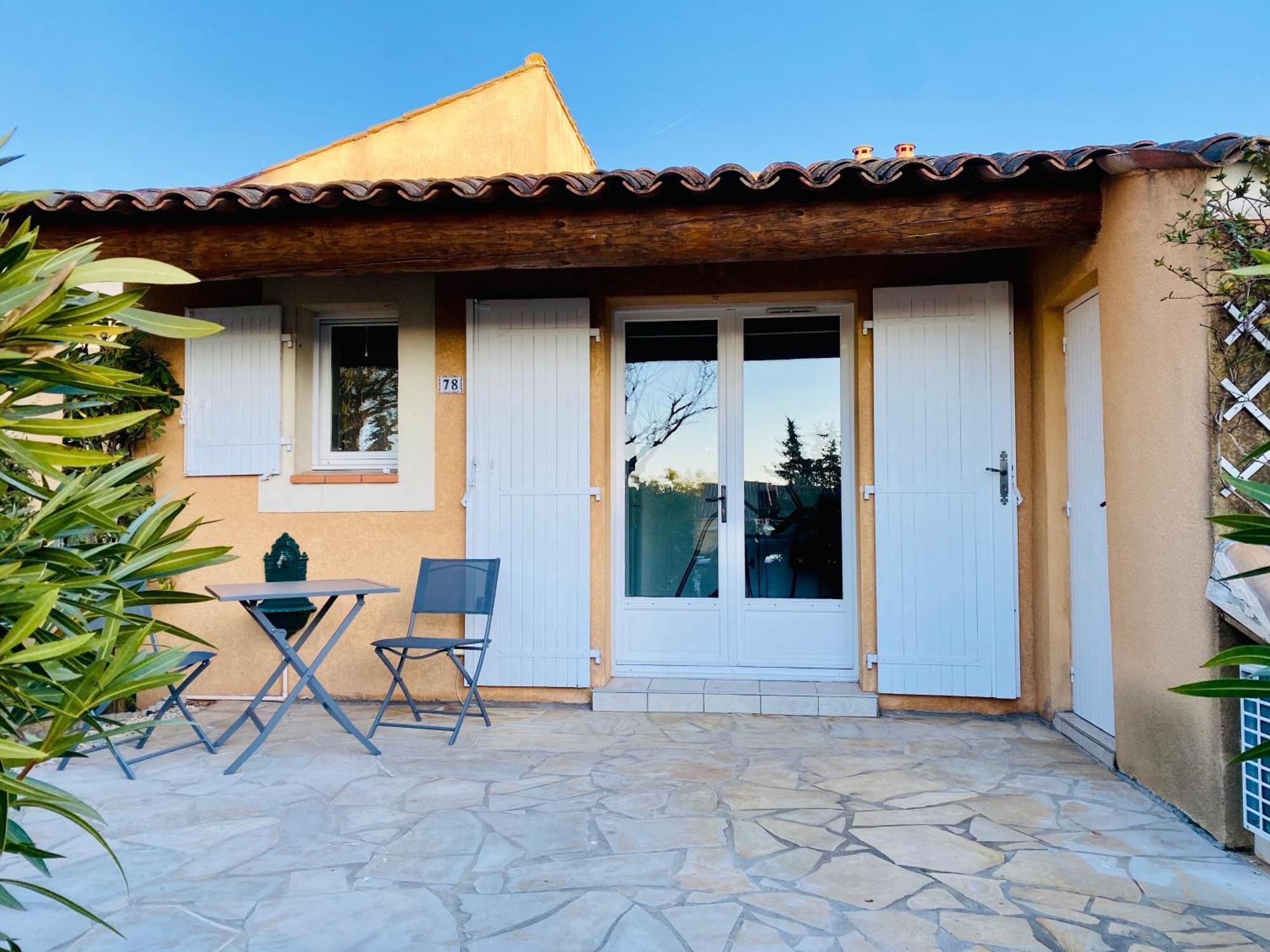 Domaine Des Pins, Magasins Proches, Piscine